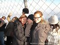 Phoebe Tonkin con su hermana y madre en Par&iacute;s 2010