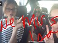 Phoebe Tonkin con sus amigas