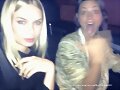 Phoebe Tonkin con sus amigas