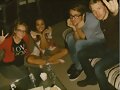 Phoebe Tonkin con Angus McLaren y amigos