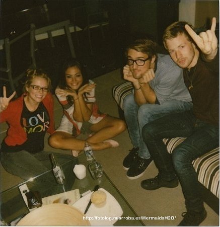 Phoebe Tonkin con Angus McLaren y amigos