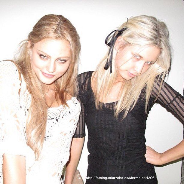 Phoebe Tonkin con su hermana Abby Tonkin