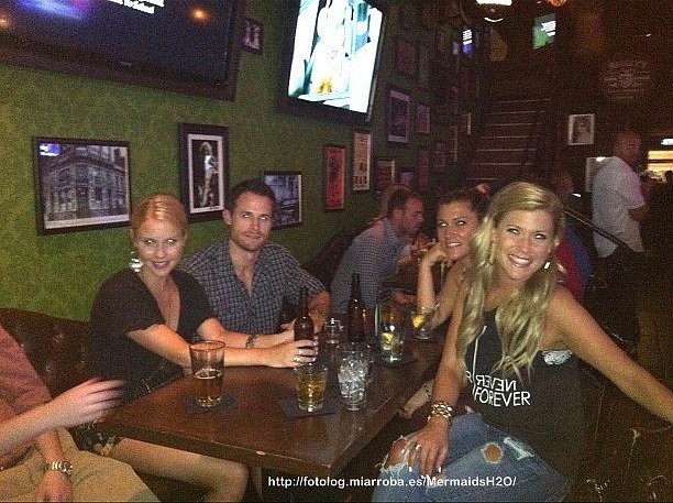 Claire Holt con amigos
