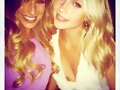 Claire Holt con una amiga Renee Bargh