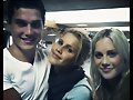 Claire Holt con sus familiares
