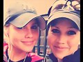 Claire Holt con una de sus hermanas