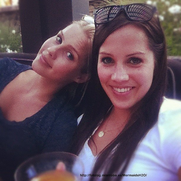 Claire Holt con una de sus hermanas