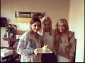Phoebe Tonkin con su hermana Abby Tonkin y amiga