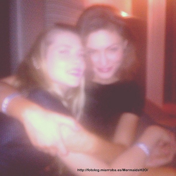 Phoebe Tonkin con su amiga Teresa Palmer