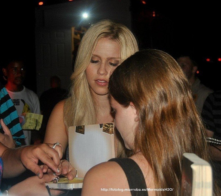 Claire Holt con sus fans de 'The Vampire Diaries'