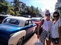 Phoebe Tonkin con una amiga