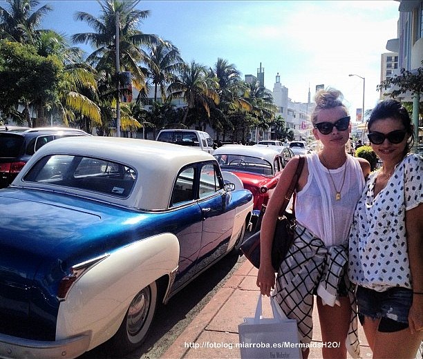 Phoebe Tonkin con una amiga