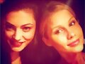 Phoebe Tonkin y Claire Holt