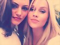 Phoebe Tonkin y Claire Holt