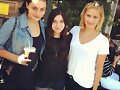 Phoebe Tonkin y Claire Holt con una fan