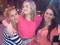 Claire Holt con sus hermanas