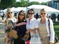 Claire Holt y sus hermanas con su madre
