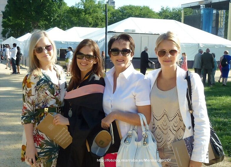 Claire Holt y sus hermanas con su madre