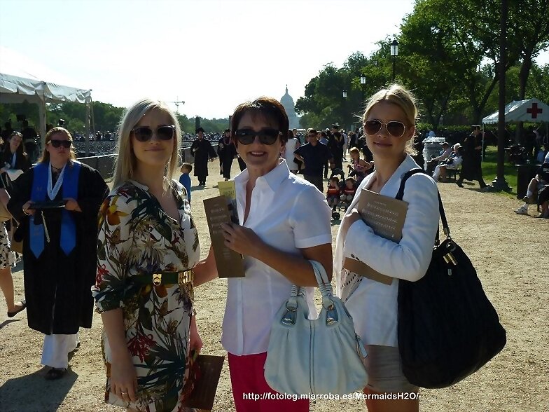 Claire Holt y con una de sus hermanas con su madre