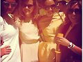 Phoebe Tonkin con amigas