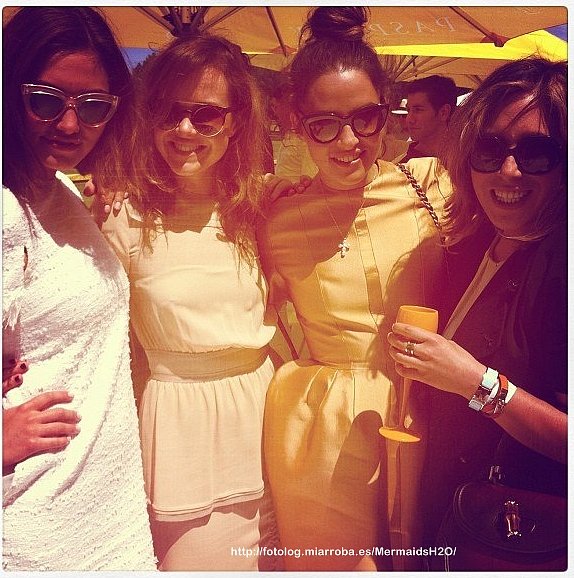 Phoebe Tonkin con amigas