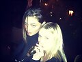 Phoebe Tonkin con una amiga
