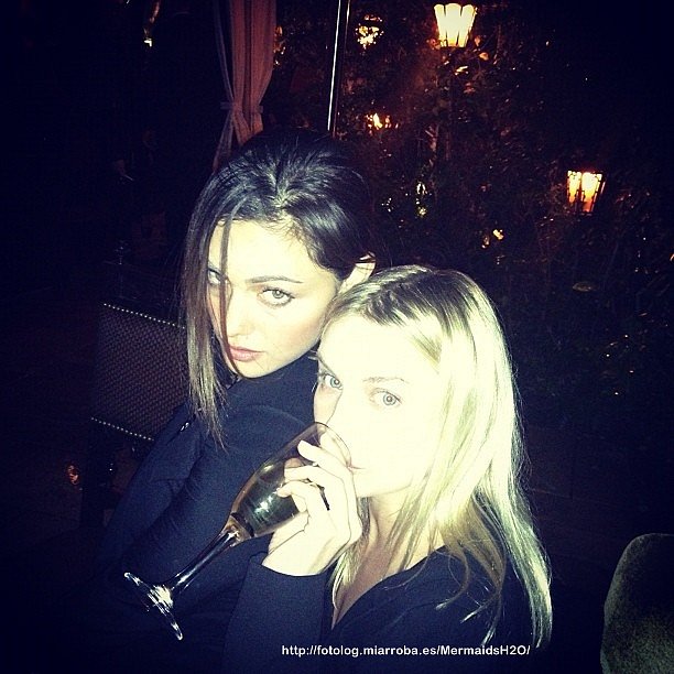 Phoebe Tonkin con una amiga