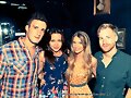 Indiana Evans y Angus McLaren con unos amigos