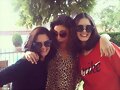 Phoebe Tonkin con unas amigas