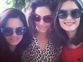 Phoebe Tonkin con unas amigas