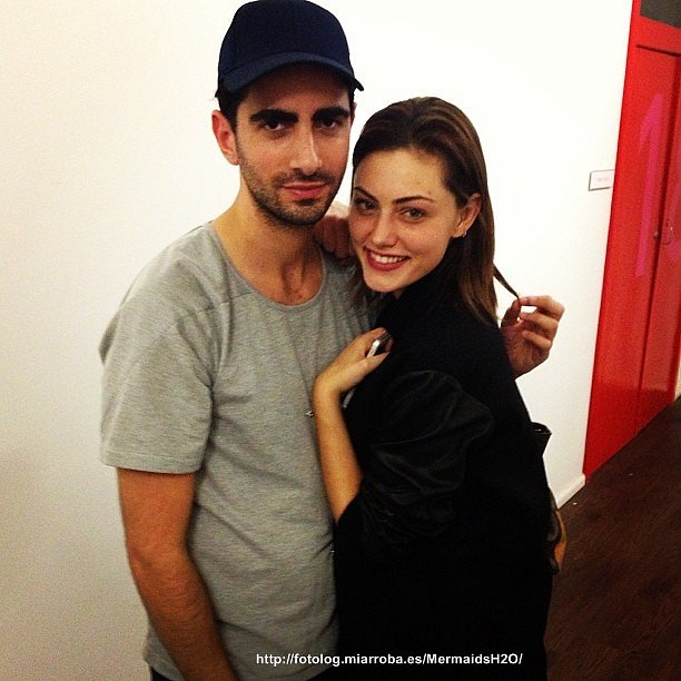 Phoebe Tonkin con un amigo