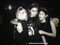 Phoebe Tonkin con unas amigas