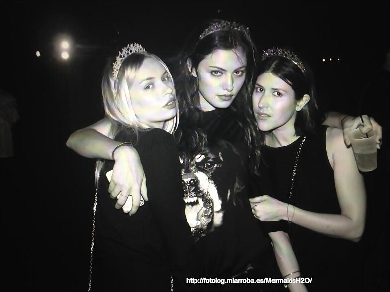 Phoebe Tonkin con unas amigas