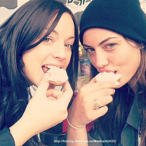 Phoebe Tonkin con una amiga