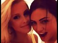 Claire Holt y Phoebe Tonkin