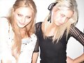 Phoebe Tonkin con su hermana Abby Tonkin