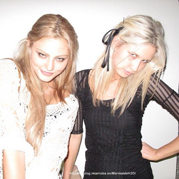 Phoebe Tonkin con su hermana Abby Tonkin