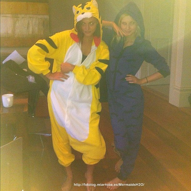 Phoebe Tonkin con su hermana Abby Tonkin