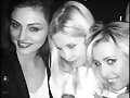 Phoebe Tonkin con su hermana Abby Tonkin y amiga