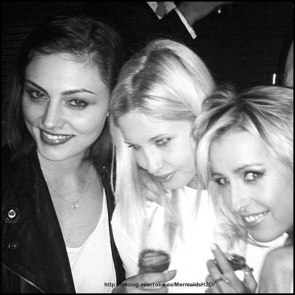 Phoebe Tonkin con su hermana Abby Tonkin y amiga