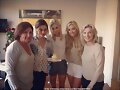 Phoebe Tonkin con su familia