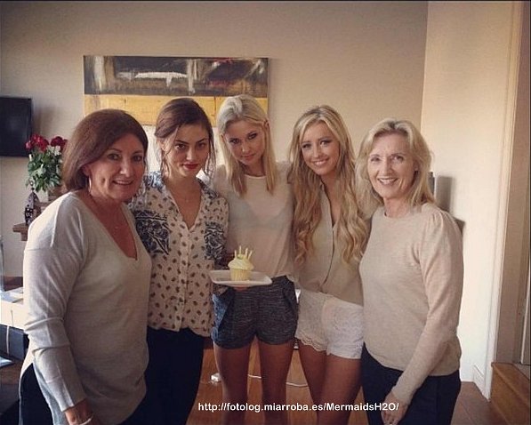Phoebe Tonkin con su familia