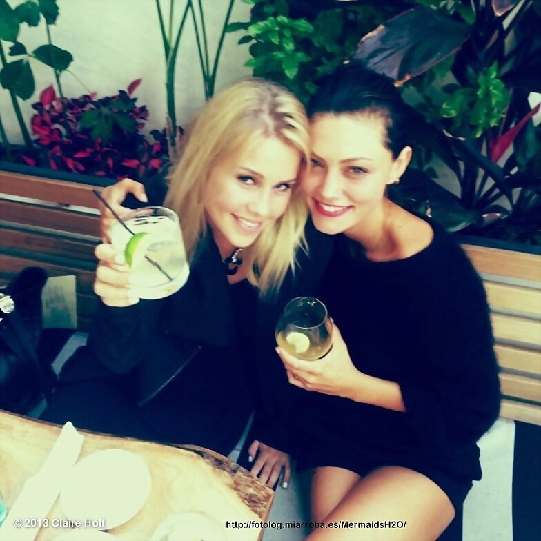 Claire Holt y Phoebe Tonkin