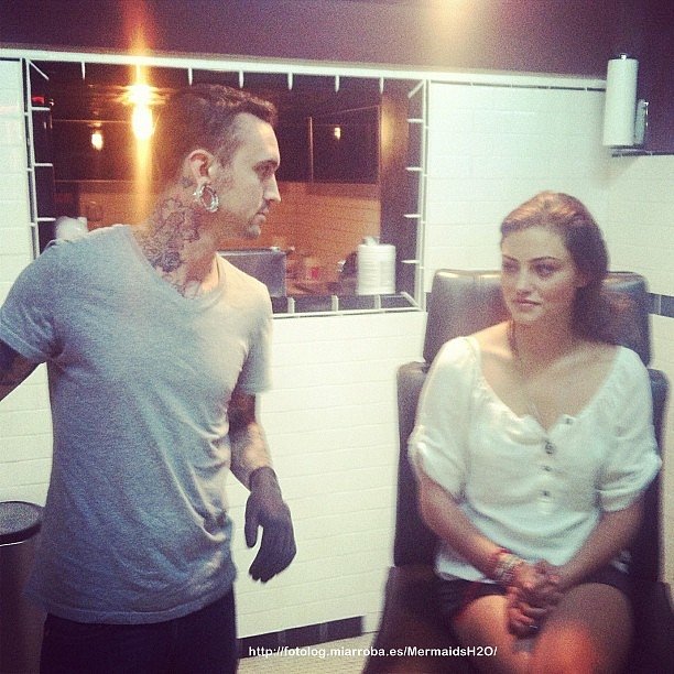 Phoebe Tonkin haciéndose un percing