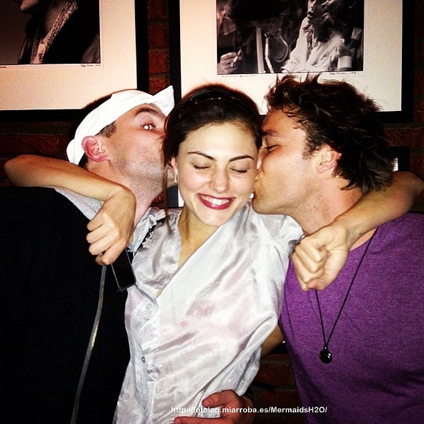 Phoebe Tonkin con unos amigos de 'Bait 3D'