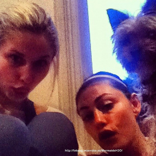 Phoebe Tonkin con su hermana Abby Tonkin y perrita