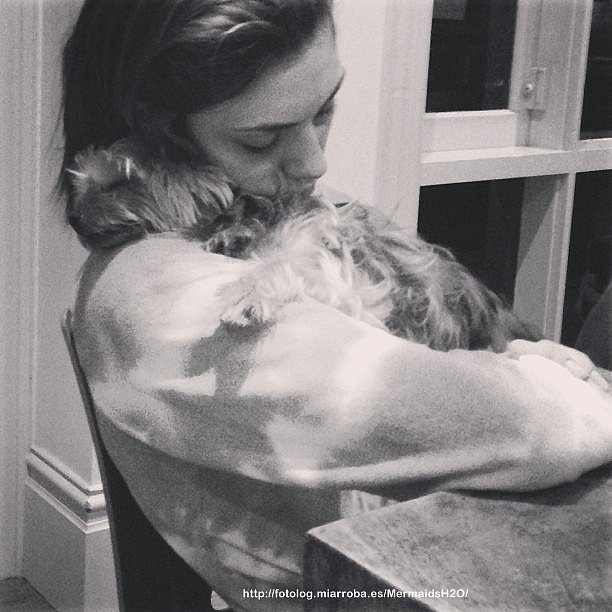 Phoebe Tonkin con su perrita Lola