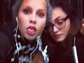 Claire Holt y Phoebe Tonkin en el tren x la ma&ntilde;ana