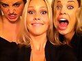 Phoebe Tonkin y Claire Holt con una amiga