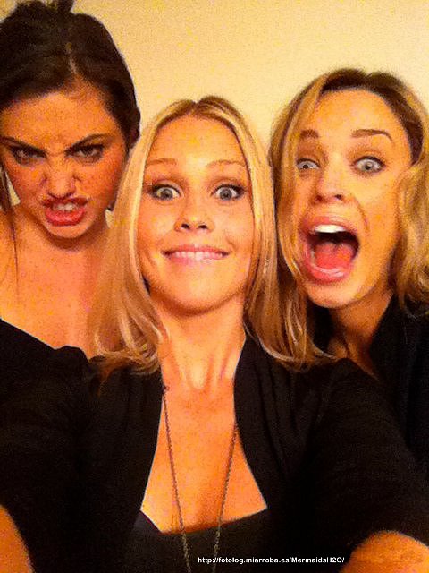 Phoebe Tonkin y Claire Holt con una amiga
